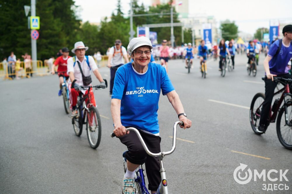 Участники "ВелоОмска" составили гигантский триколор