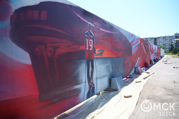 Хоккейная история на заборе. Показываем, как появляются красочные изображения вокруг СКК им. Блинова