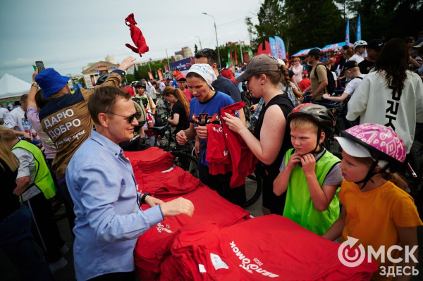 Участники "ВелоОмска" составили гигантский триколор