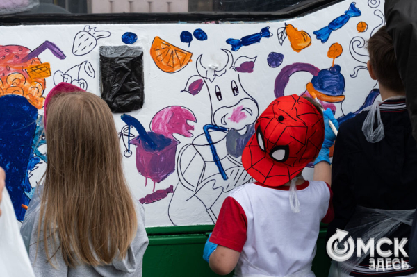 Автобусы стали раскраской для маленьких омичей