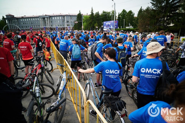 Участники "ВелоОмска" составили гигантский триколор