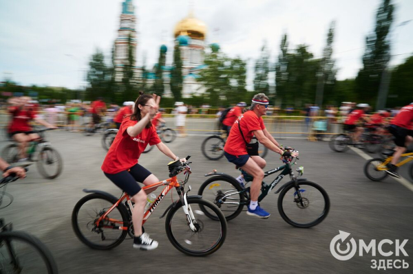 Участники "ВелоОмска" составили гигантский триколор