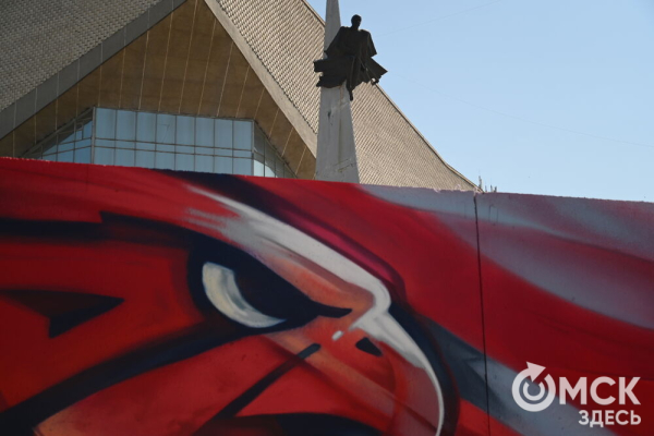 Хоккейная история на заборе. Показываем, как появляются красочные изображения вокруг СКК им. Блинова