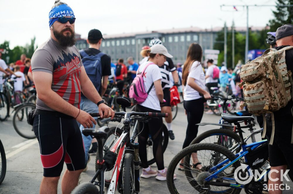 Участники "ВелоОмска" составили гигантский триколор