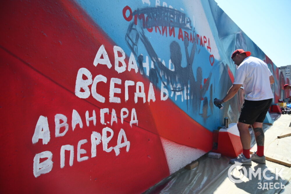 Хоккейная история на заборе. Показываем, как появляются красочные изображения вокруг СКК им. Блинова