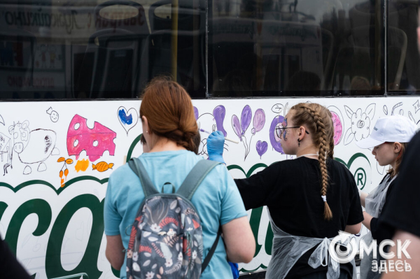 Автобусы стали раскраской для маленьких омичей
