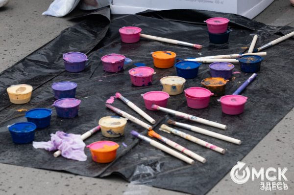 Автобусы стали раскраской для маленьких омичей