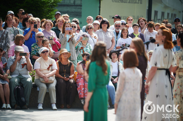 Творчество во имя памяти. Артисты Омской драмы выступили под открытым небом Творчество во имя памяти. Артисты Омской драмы выступили под открытым небом