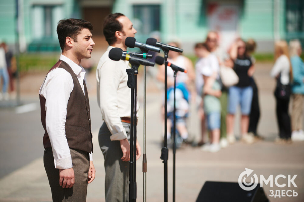 Творчество во имя памяти. Артисты Омской драмы выступили под открытым небом Творчество во имя памяти. Артисты Омской драмы выступили под открытым небом