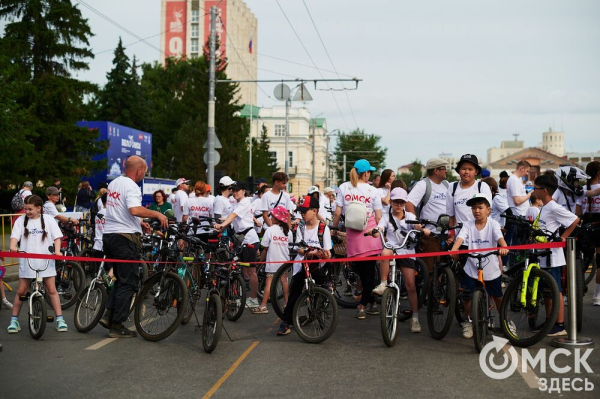 Участники "ВелоОмска" составили гигантский триколор