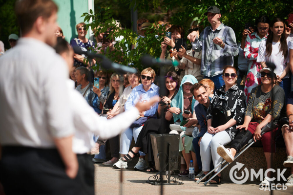 Творчество во имя памяти. Артисты Омской драмы выступили под открытым небом Творчество во имя памяти. Артисты Омской драмы выступили под открытым небом
