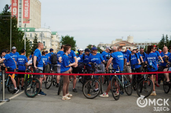 Участники "ВелоОмска" составили гигантский триколор