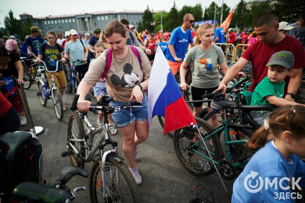 Участники "ВелоОмска" составили гигантский триколор