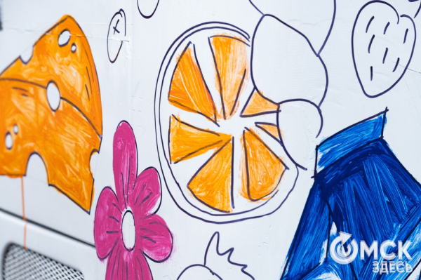 Автобусы стали раскраской для маленьких омичей