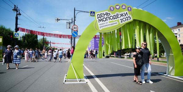 Трюки, известные актёры, "нашествие" блогеров: хайлайты Дня молодёжи-2025