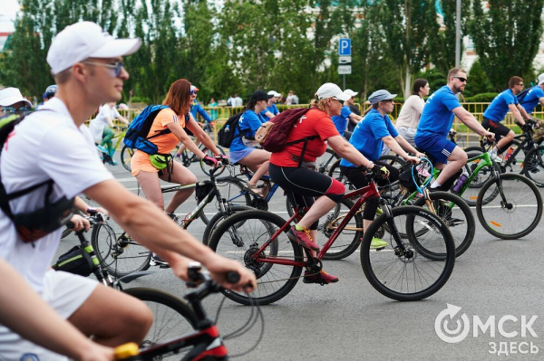 Участники "ВелоОмска" составили гигантский триколор