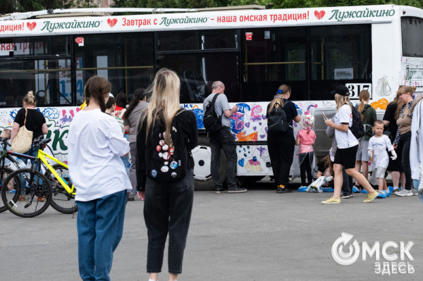 Автобусы стали раскраской для маленьких омичей