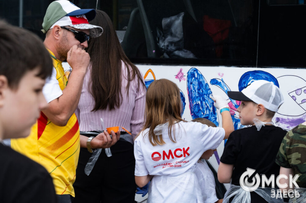 Автобусы стали раскраской для маленьких омичей