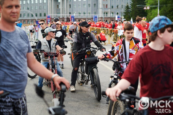 Участники "ВелоОмска" составили гигантский триколор
