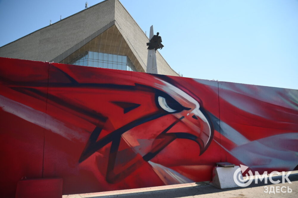 Хоккейная история на заборе. Показываем, как появляются красочные изображения вокруг СКК им. Блинова