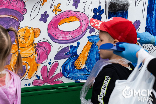 Автобусы стали раскраской для маленьких омичей