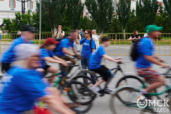 Участники "ВелоОмска" составили гигантский триколор