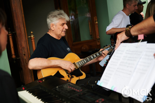 Творчество во имя памяти. Артисты Омской драмы выступили под открытым небом Творчество во имя памяти. Артисты Омской драмы выступили под открытым небом