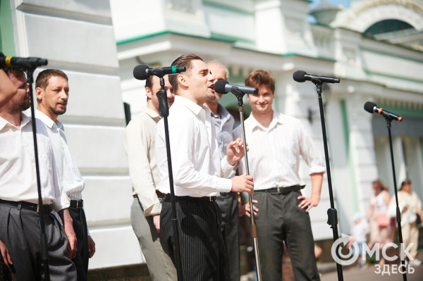 Творчество во имя памяти. Артисты Омской драмы выступили под открытым небом Творчество во имя памяти. Артисты Омской драмы выступили под открытым небом