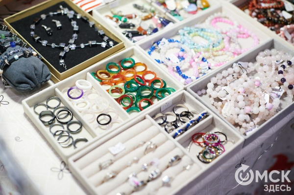 "Сердечные" украшения, лесные бабуи: что нам приглянулось на фестивале Garazhka