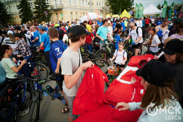 Участники "ВелоОмска" составили гигантский триколор