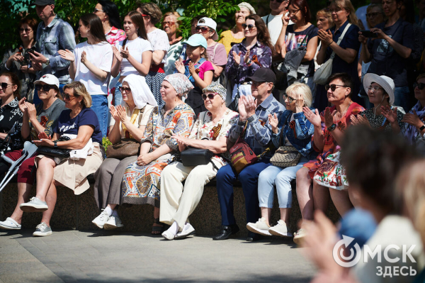 Творчество во имя памяти. Артисты Омской драмы выступили под открытым небом Творчество во имя памяти. Артисты Омской драмы выступили под открытым небом