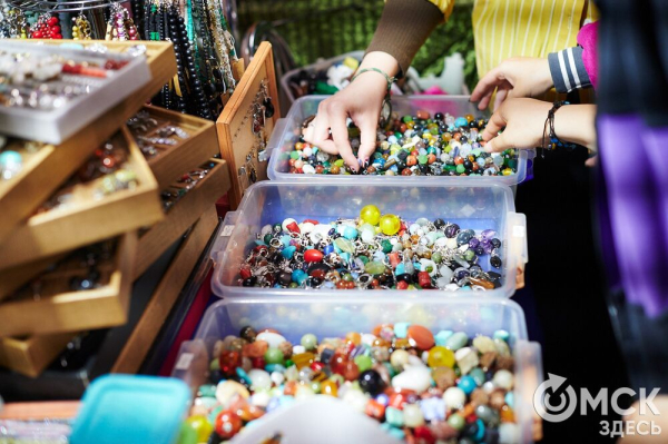 "Сердечные" украшения, лесные бабуи: что нам приглянулось на фестивале Garazhka