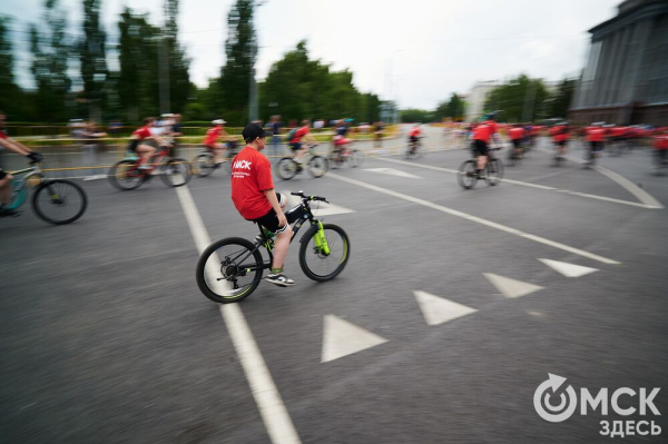 Участники "ВелоОмска" составили гигантский триколор