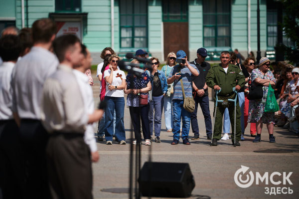 Творчество во имя памяти. Артисты Омской драмы выступили под открытым небом Творчество во имя памяти. Артисты Омской драмы выступили под открытым небом