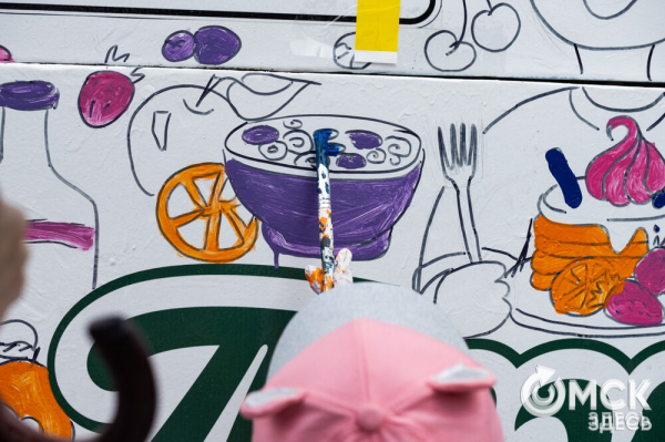 Автобусы стали раскраской для маленьких омичей