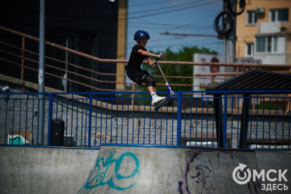 Трюки, известные актёры, "нашествие" блогеров: хайлайты Дня молодёжи-2025