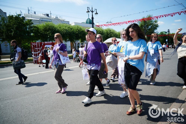 Трюки, известные актёры, "нашествие" блогеров: хайлайты Дня молодёжи-2025