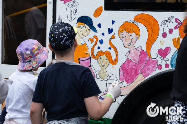 Автобусы стали раскраской для маленьких омичей