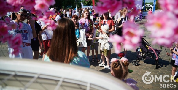 Ищи себя среди цветов: как прошёл самый красивый забег в Омске 