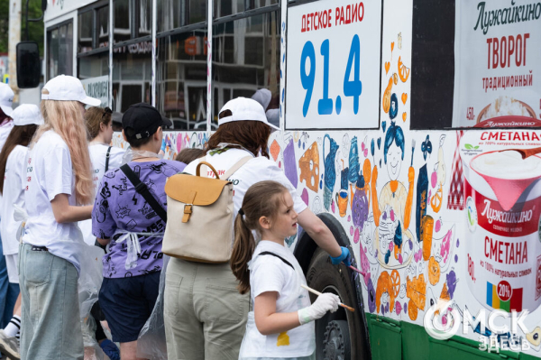 Автобусы стали раскраской для маленьких омичей