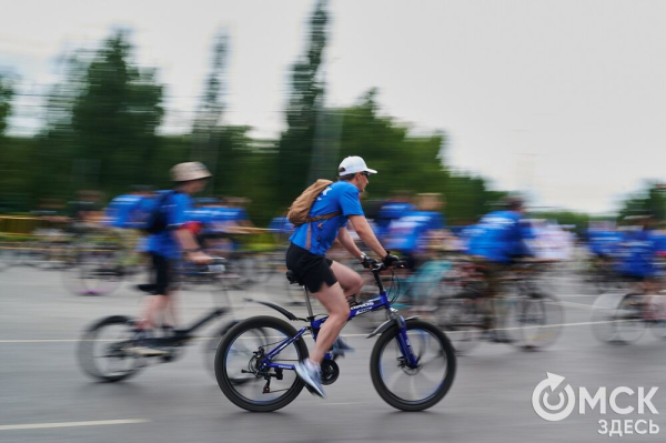 Участники "ВелоОмска" составили гигантский триколор