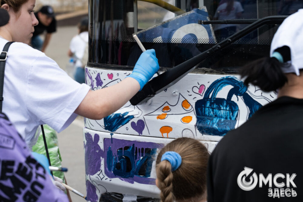 Автобусы стали раскраской для маленьких омичей