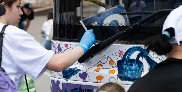 Автобусы стали раскраской для маленьких омичей