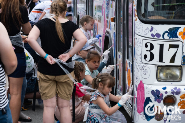 Автобусы стали раскраской для маленьких омичей