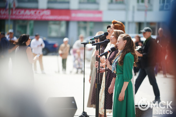 Творчество во имя памяти. Артисты Омской драмы выступили под открытым небом Творчество во имя памяти. Артисты Омской драмы выступили под открытым небом