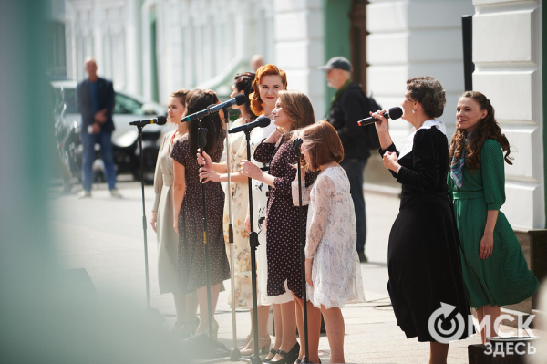 Творчество во имя памяти. Артисты Омской драмы выступили под открытым небом Творчество во имя памяти. Артисты Омской драмы выступили под открытым небом