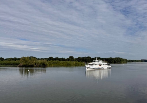 Губернатор Омской области отправился в Казахстан по Иртышу