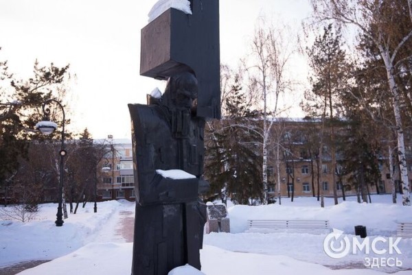 В Омске появился ещё один памятник Достоевскому (но покажут его через месяц)