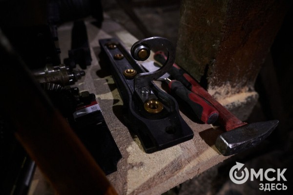 "Они реагируют на погоду": интервью со смотрителем главных часов Омска