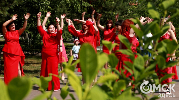 Разговор о единении на языке красного. Омички впервые присоединились к международному женскому флешмобу